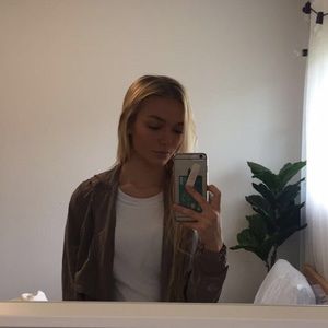 Meet your Posher, Elli